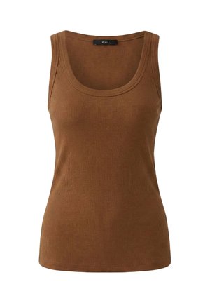 Débardeur marron côtelé sans manches avec encolure dégagée et étiquette noire inscrite « oui » au niveau de la nuque intérieure.