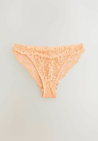 Kantenslips in licht perzik, met bloemenpatronen, gegolfde randen en een zachte textuur, ontworpen voor comfort en elegantie.