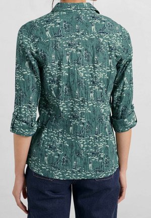 Camicia verde con stampa nautica di barche e bussole, realizzata in un tessuto testurizzato, con maniche arrotolabili e colletto classico.