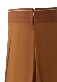 Braune Hose mit glatter Textur, breitem Bund, dezentem Logo und einem Reißverschluss auf der Rückseite.