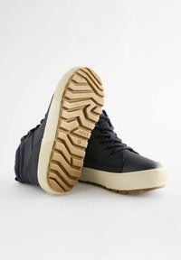 Baskets montantes noires avec embout en caoutchouc, panneaux latéraux texturés bleu marine et semelle en gomme à motifs. Comprend des lacets et des accents cousus.