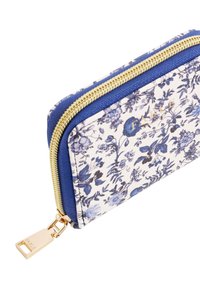 Cvijetni novčanik s uzorkastom tkaninom u plavoj i bijeloj boji, zlatnim zatvaračem, pravokutnog oblika i čvrstim plavim rubom.