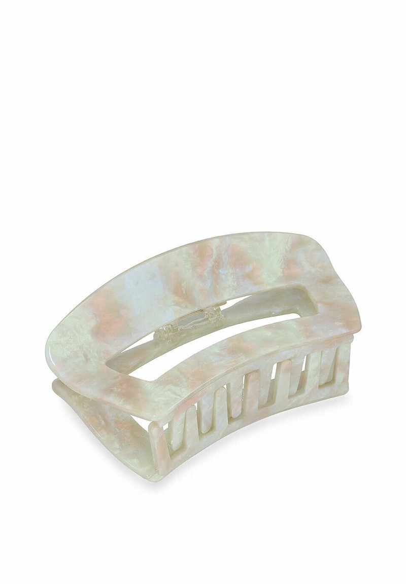 Clip per capelli in plastica traslucida, design curvo con finitura perlata, dotato di un centro aperto e di numerosi denti per una presa migliore.