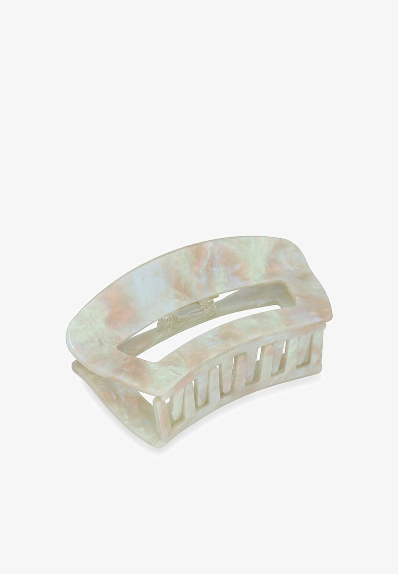 Translucente plastic haarclip, gebogen ontwerp met een parelmoer afwerking, met een open midden en meerdere tanden voor grip.