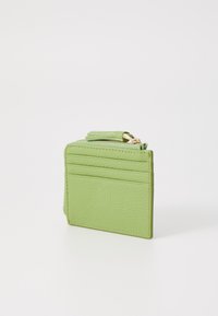 Portafoglio verde in pelle con finitura texturizzata, dotato di zip e numerosi slot per schede su un lato. Forma compatta e rettangolare.