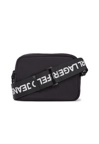Geantă rectangulară neagră tip crossbody, realizată dintr-un material neted, având o curea ajustabilă lată cu text alb și închidere cu fermoar.