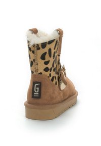Botines de ante marrón con estampado de leopardo, forro interior suave y detalle de hebilla lateral. Suela de goma para agarre y durabilidad.