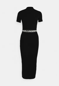 Robe noire ajustée, manches courtes, longueur au genou, col montant et ceinture blanche avec le logo "KARL LAGERFELD" à la taille.