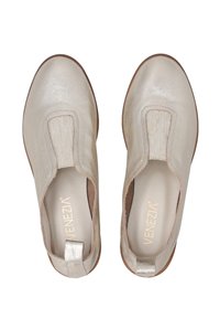 Beige Leder Slipper mit metallischem Glanz, ausgestattet mit einer strukturierten Fläche und einem weichen Innenfutter. Mit einem kleinen Rückenzug für einfaches An- und Ausziehen.