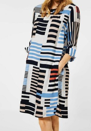 Vestido multicolor con patrones geométricos de rayas en azul, negro, beige y rojo. Cuenta con mangas tres cuartos y bolsillos laterales.