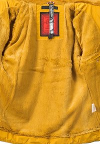 Żółta kurtka wewnątrz podszyta miękkim materiałem przypominającym futro, z metką i czarną wstążką. Gładka, zewnętrzna powierzchnia. Brak widocznych kieszeni.