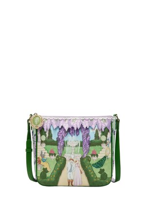 Schoudertas met een tuinscène waarop een stel bij een fontein staat, paarse blauwe regen en twee katten in een formele, weelderige omgeving.