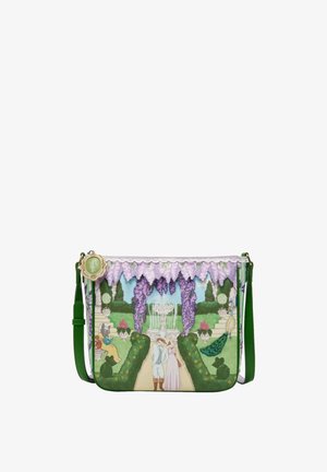 Schoudertas met een tuinscène waarop een stel bij een fontein staat, paarse blauwe regen en twee katten in een formele, weelderige omgeving.