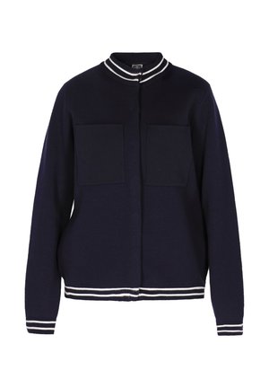 Cárdigan de punto azul marino con cuello y puños a rayas blancas, que cuenta con dos bolsillos frontales y cierre de cremallera. Textura suave y corte relajado.