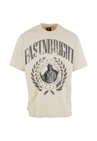Kremfarget bomull T-skjorte med dristig svart tekst "FASTNBRIGHT" og en sirkulær grafikk med en figur og laurbærblader. Korte ermer, løs passform.