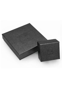 Boîtes cadeaux en papier noir, une grande et une petite, toutes deux ornées d'un logo en relief "KUZÓI" sur la surface. Texture lisse, design simple.