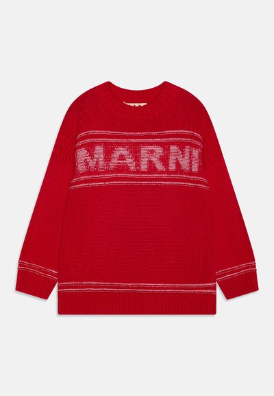 Czerwona sweter z dzianiny z napisem "MARNI" w kolorze białym, okrągły dekolt, długie rękawy oraz poziome białe paski na dole i mankietach.