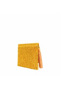 Bolso de mano tejido amarillo con una superficie texturizada, con una correa naranja. Forma rectangular con un cierre de cremallera en la parte superior.