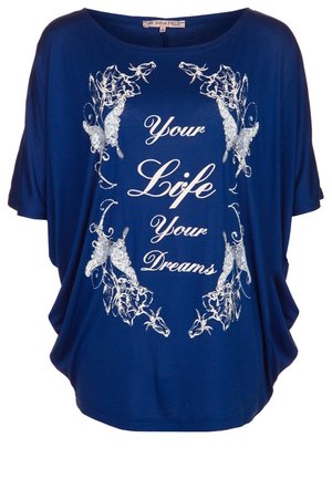Niebieska luźna koszula z białymi kwiatowymi i motylkowymi wzorami oraz napisem „Your Life Your Dreams” kursywą.