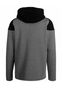 Sudadera gris con acentos negros en los hombros, fabricada con material suave. Cuenta con capucha y mangas largas. Diseño sencillo sin patrones adicionales.