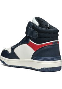 High-top sneakers i marineblå, hvid og rød læder med teksturerede accenter, en polstret krave og et klæbesystem for sikker lukning.