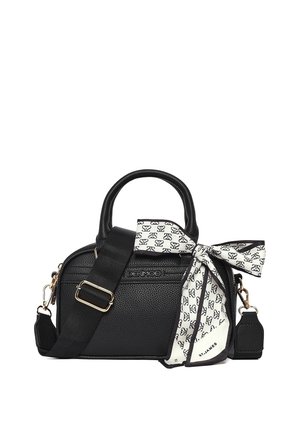Bolso negro texturizado con asas superiores, correa de hombro ajustable y pañuelo blanco con estampado atado a un lado. Nombre de la marca "DERIMOD" visible.