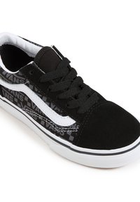 Sneaker nera con tomaia in suede texturizzato, dettagli del logo bianchi e un motivo a scacchi lungo il lato. Chiusura con lacci e suola in gomma.