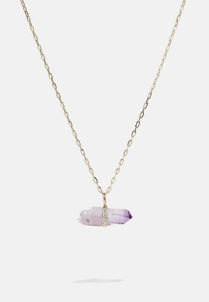 Kuldne kaelakee, millel on ametüstkristallist ripats, mille keskosa ümbritseb väike teemantide riba.