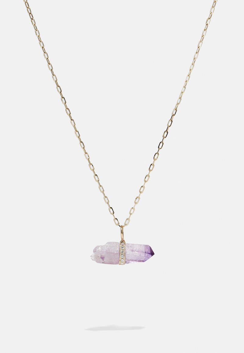 Χρυσή αλυσίδα κολιέ με pendant από κρύσταλλο αμέθυστου, τονισμένο από μια ζώνη μικρών διαμαντιών γύρω από το κέντρο του κρυστάλλου.