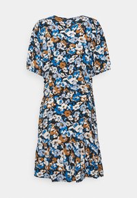 Abito floreale con maniche corte, scollo rotondo e orlo a strati. I colori includono blu, bianco, marrone e nero su uno sfondo scuro.