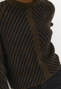 Maglione a righe marroni e blu navy con scollatura rotonda, realizzato in un morbido tessuto a maglia. Presenta motivi a righe verticali e orizzontali.