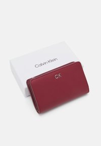 Calvin Klein DAILY MEDIUM BIFOLD - Maks - biking red