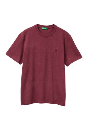 Bordowa bawełniana koszulka z okrągłym dekoltem i krótkimi rękawami. Zawiera małe wyhaftowane logo po lewej stronie klatki piersiowej. Miękka, teksturowana tkanina.