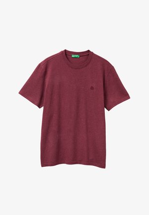 T-shirt in cotone borgogna con collo rotondo e maniche corte. Presenta un piccolo logo ricamato sul lato sinistro del petto. Tessuto morbido e texturizzato.