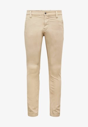 Beige Baumwollchinos mit glatter Textur, schmaler Passform, traditionellen Vorderaschen und einem einzelnen Knopfverschluss an der Taille.