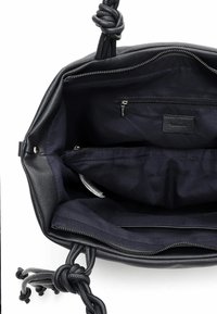 Czarna skórzana torebka z plecionymi uchwytami, posiadająca przestronne wnętrze, dwie kieszenie na zamek oraz materiałową podszewkę.