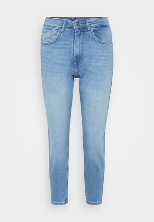 Lyseblå denimjeans med en tætsiddende pasform, fem-lomme stil og standard talje. Glat tekstur med subtil slidthed. Knaplukning.