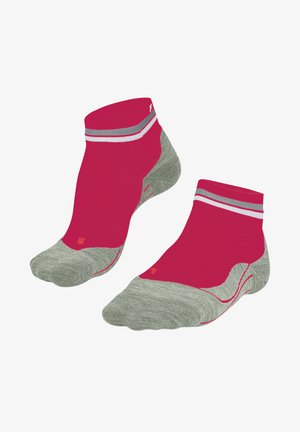 Chaussettes de cheville avec une tige rose, des accents gris et des rayures blanches, fabriquées à partir d'un matériau respirant avec des semelles texturées pour une meilleure adhérence.