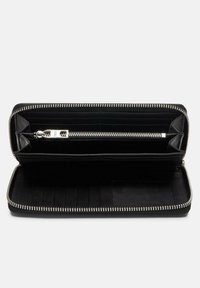 Czarny skórzany portfel z zamknięciem na zamek błyskawiczny, wyposażony w kilka slotów na karty, kieszeń na zamek oraz gładką teksturę wnętrza.