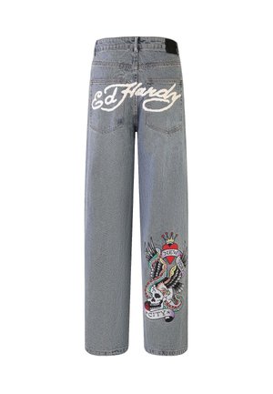 Helle blaue Denim-Jeans mit weitem Bein, auf denen "Ed Hardy" in Weiß gestickt ist, sowie einem bunten Grafikdesign eines Schädels mit Flügeln.