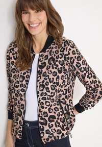 Bomberjack met luipaardprint in zachtroze stof, voorzien van een zwarte geribde kraag en manchetten, met ritsen aan de zijkanten.