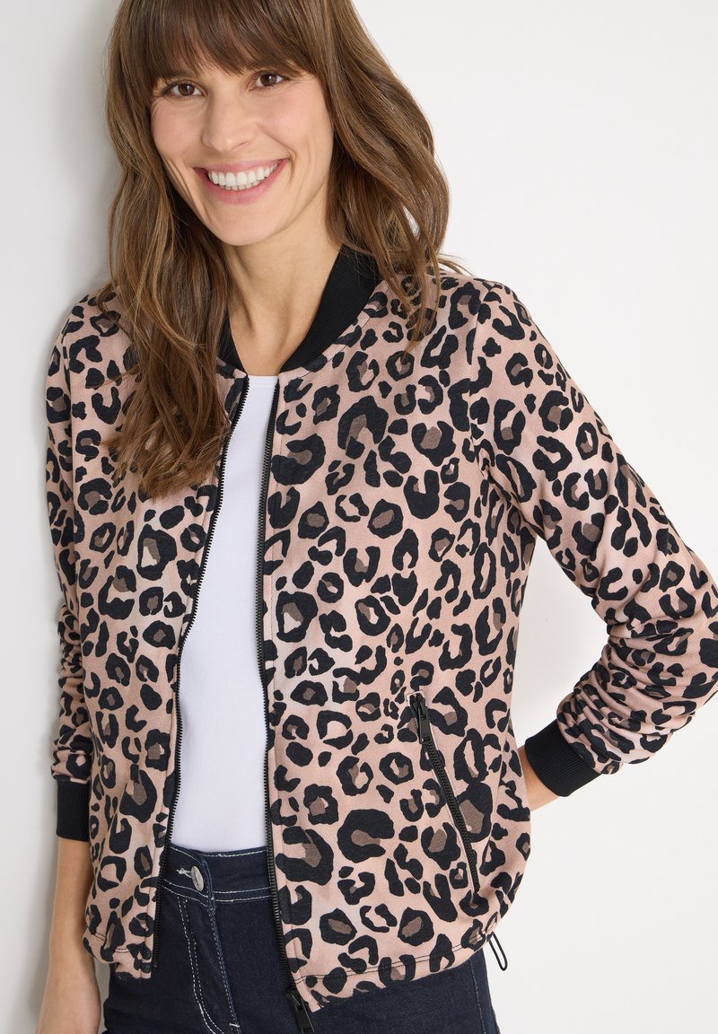 Bomberjack met luipaardprint in zachtroze stof, voorzien van een zwarte geribde kraag en manchetten, met ritsen aan de zijkanten.
