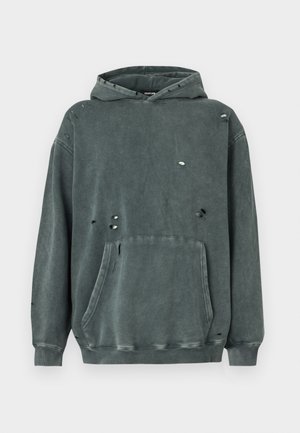 Hall hallikas hõõrutud kapuutsiga pusa koos kängurutasku, suure kapuutsi ja nähtavate narmendustega. Materjal näib pehme, kulunud tekstuuriga ja kerge värvimuutusega.