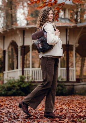 VUCH, SHIE ROSALIE ROUNDED FLAP - Tagesrucksack - brown