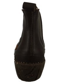 Stivale alla caviglia in pelle marrone con finitura testurizzata, con linguetta sul retro, tacco basso e cuciture a contrasto lungo la suola.