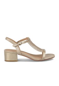 Sandalía color dorado con un bajo tacón cuadrado, que presenta un diseño de tira en T y adornada con una fila de pequeños strass en la parte frontal.