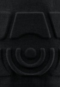Textureret sort stof med et hævet geometrisk mønster med cirkulært design og buede linjer, der formidler en tredimensional effekt.