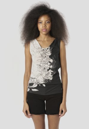 Ärmelloses Oberteil mit einem geteilten Design: eine Seite mit weißem Blumenmuster, die andere einfarbig schwarz; weicher Stoff mit drapiertem Ausschnitt.