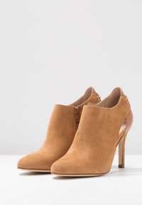 San Marina Klassiska stövletter - brown