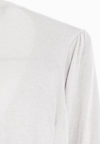 Ljusgrå tröja med texturerad stickning, lätt puffärm och slät halsringning, tillverkad av ett mjukt, elastiskt material.